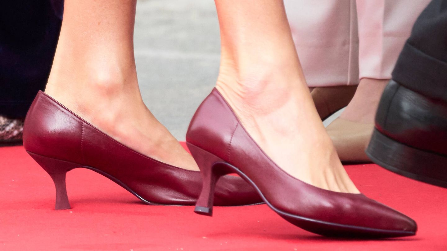 La reina Letizia con los zapatos PINKCHIC guagua. (LP)