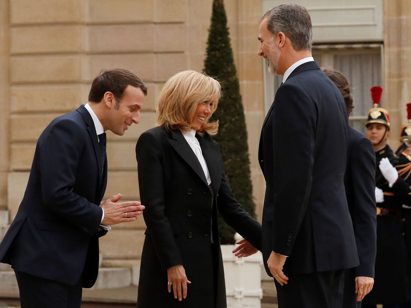 Macron evita saludar con la mano al Rey ayer durante el recibimiento oficial en París. (EFE)