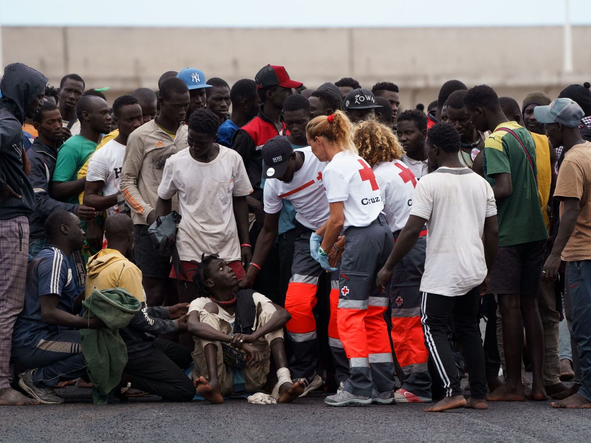 Foto: Llegada de inmigrantes a Tenerife este lunes. (EFE/Ramón de la Rocha)