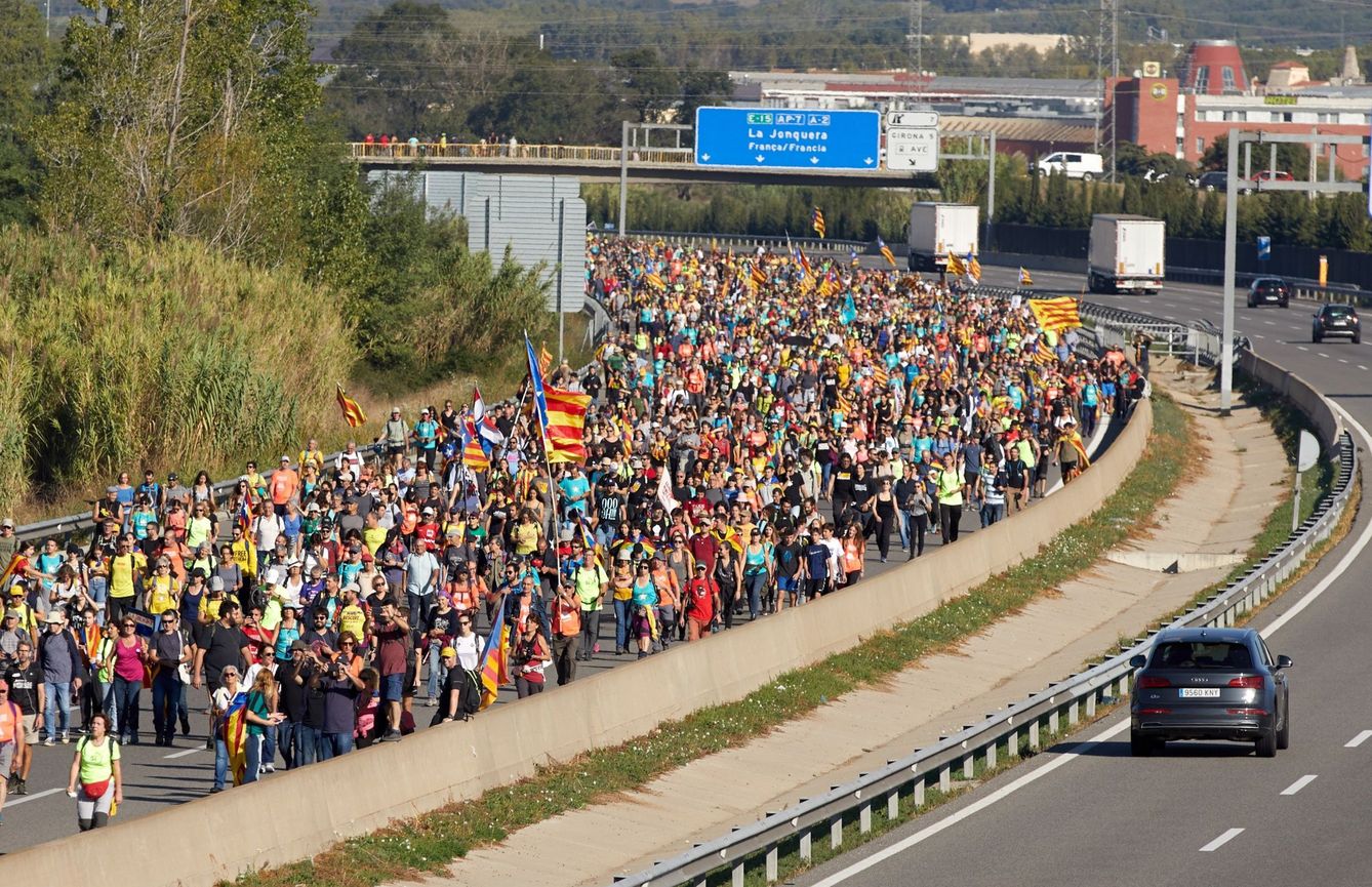 Simpatizantes independentistas caminan por la AP-7 durante el recorrido desde Girona de una de las 'Marchas por la libertad'. (EFE)