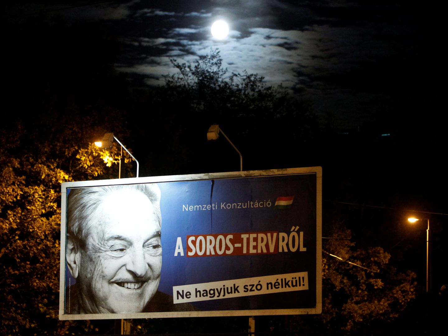Un cartel del Gobierno húngaro en contra de George Soros, en Budapest. (Reuters)