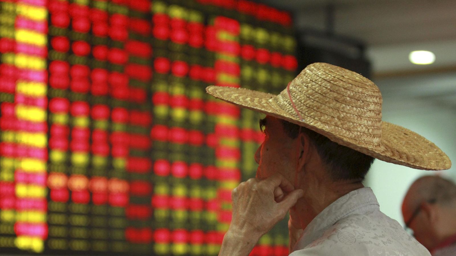 Foto: Un hombre mira los paneles de la Bolsa de China. (Reuters)