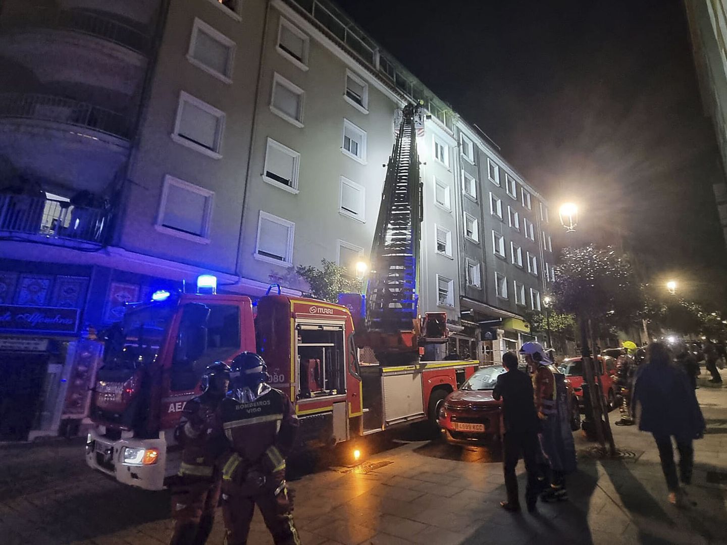 Los bomberos en el lugar del incendio en el edificio de Vigo. (EFE/Salvador Sas) 