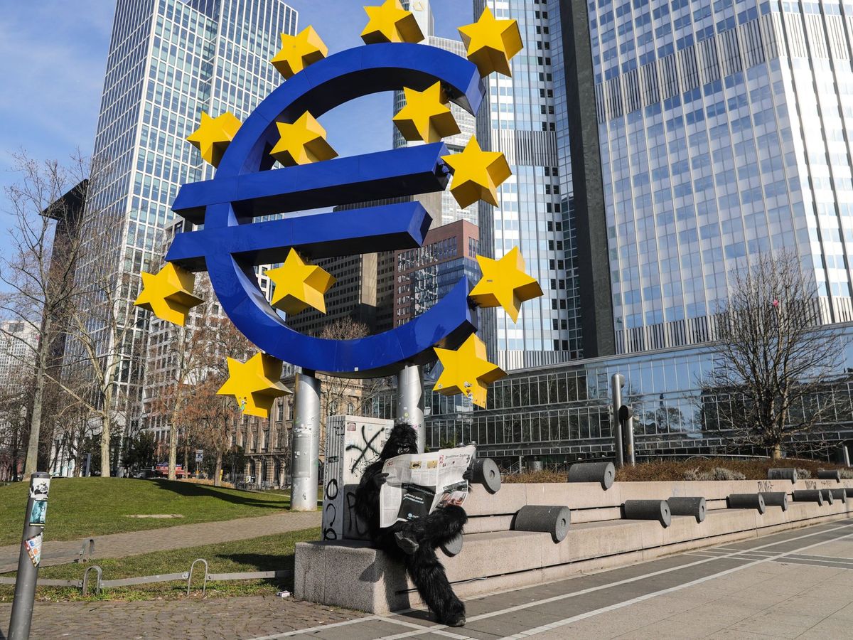 Foto: Escultura del euro, frente a la antigua sede del Banco Central Europeo (BCE). (EFE/Armando Babani)