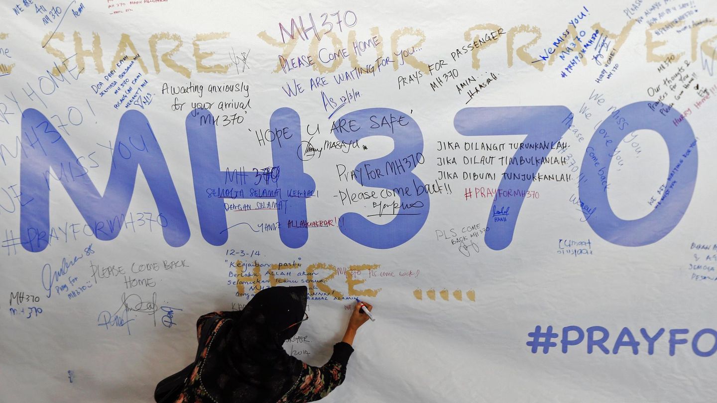 Una mujer escribe mensajes de apoyo a las familias de los pasajeros en Kuala Lumpur (Reuters).