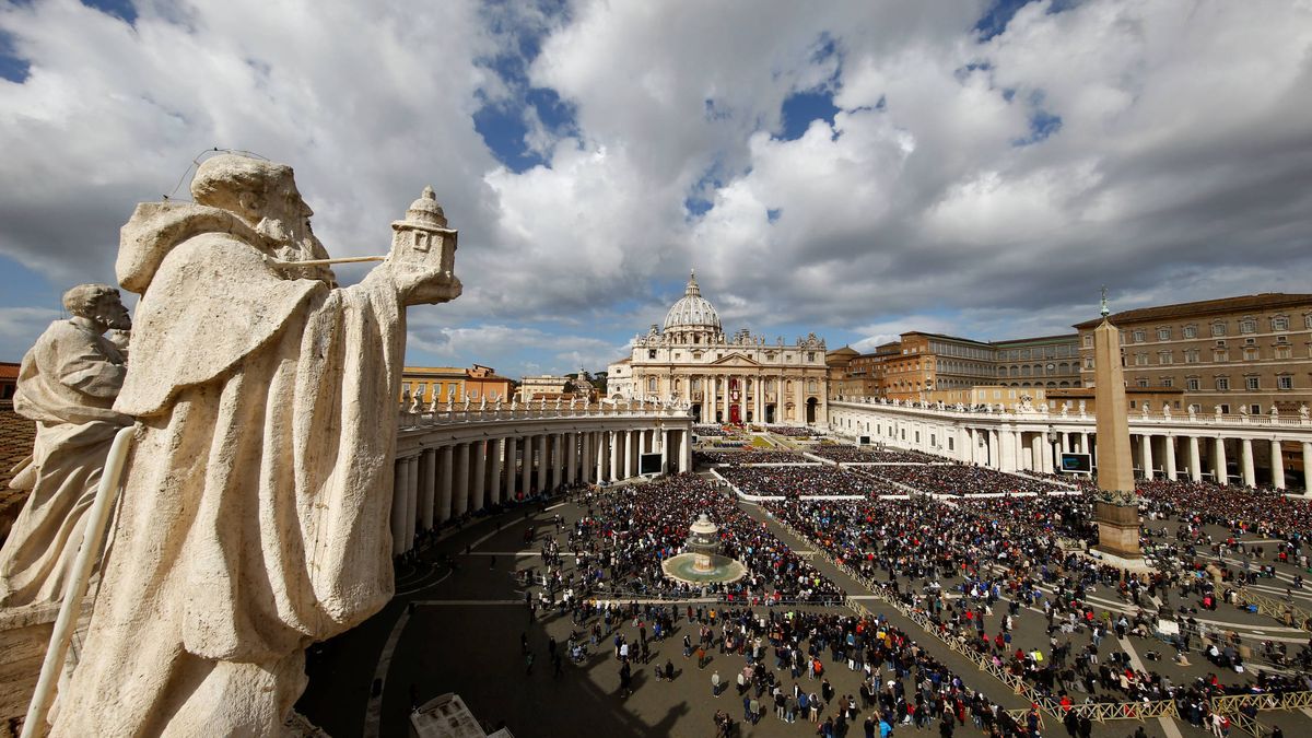 El ejército de 'sintecho' que vive a la sombra de la columnata del Vaticano