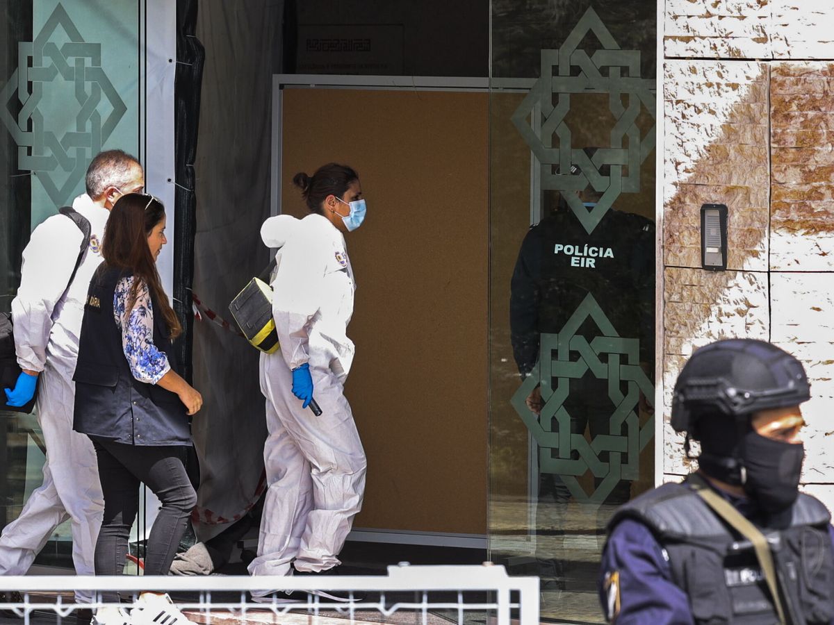 Foto: Investigadores de la Policía entran en el centro ismaelí donde se ha producido el ataque en Lisboa. (EFE/EPA/Antonio Cotrim)