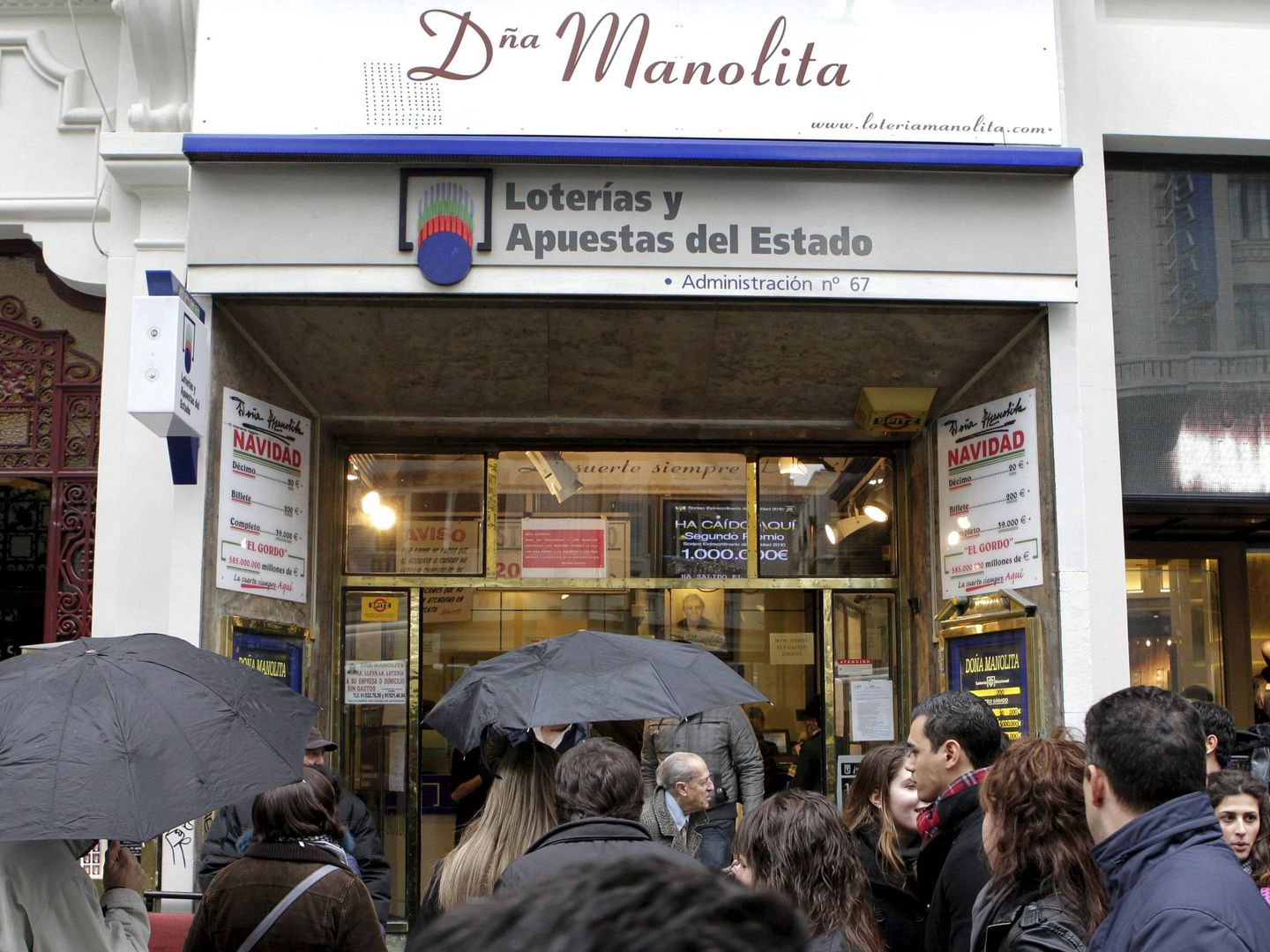Cola de la Administración de Lotería de Doña Manolita, en Madrid (EFE)