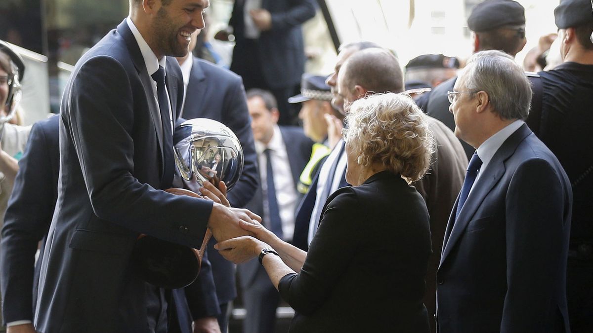 El Madrid presenta su título de campeón de liga en el Ayuntamiento