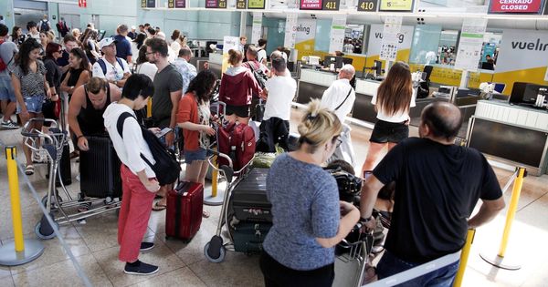Foto: Pasajeros en el aeropuerto de El Prat. (EFE)
