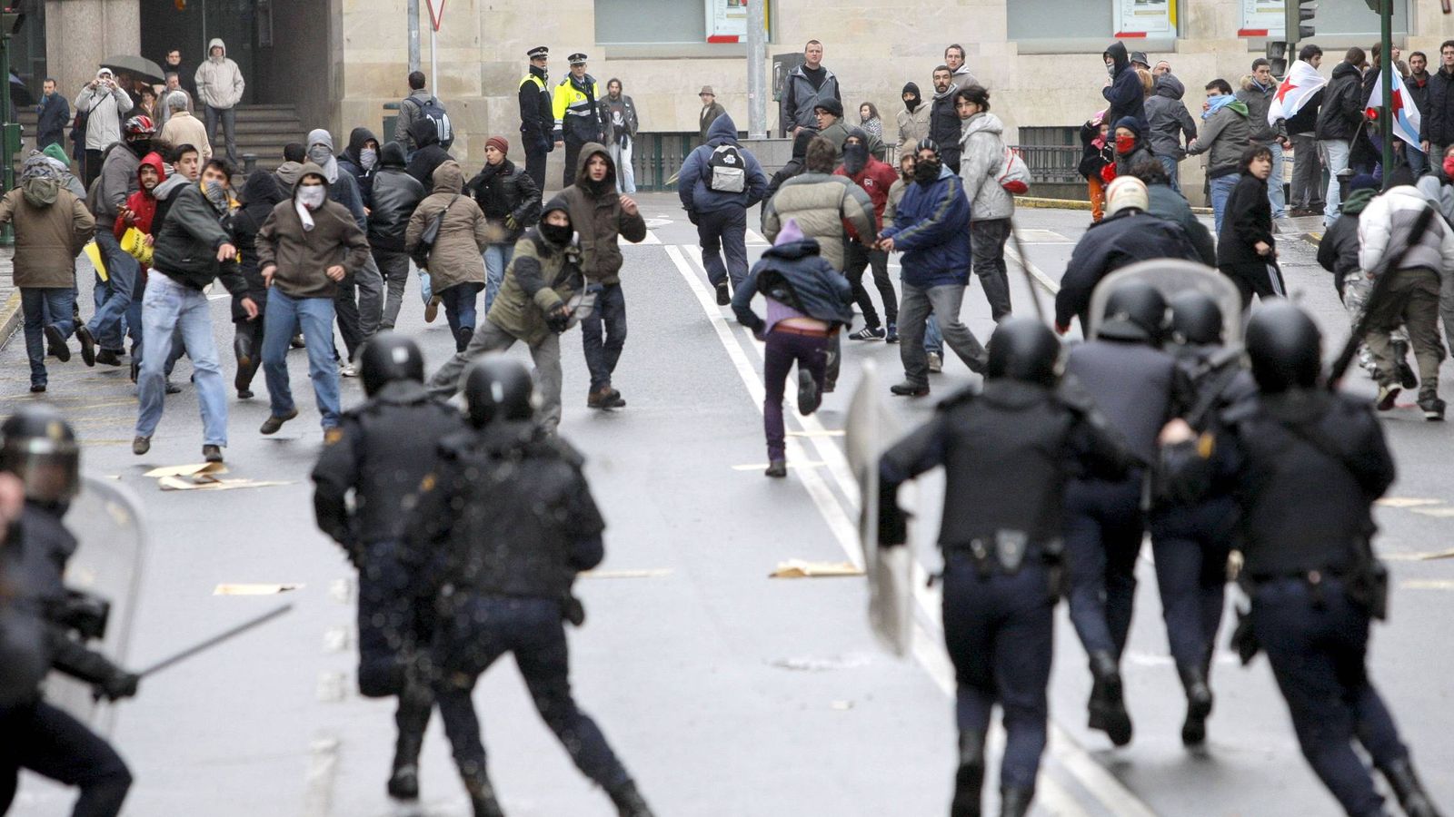 Foto: La policía dispersa a un grupo de independentistas que arrojan botellas ante una manifestación. (EFE)