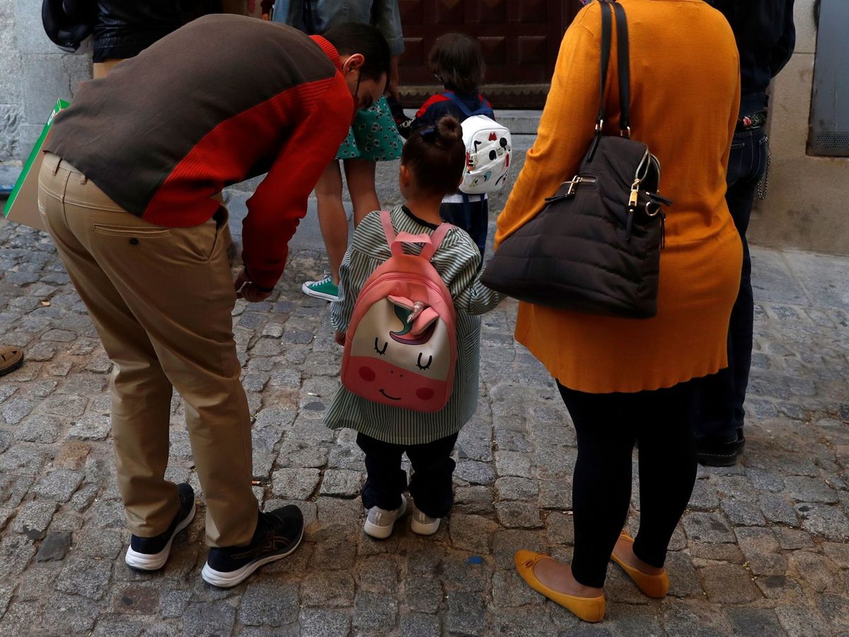Foto: Varios niños asisten a su primer día de colegio en el centro de San Ildefonso de Madrid este martes. (EFE)