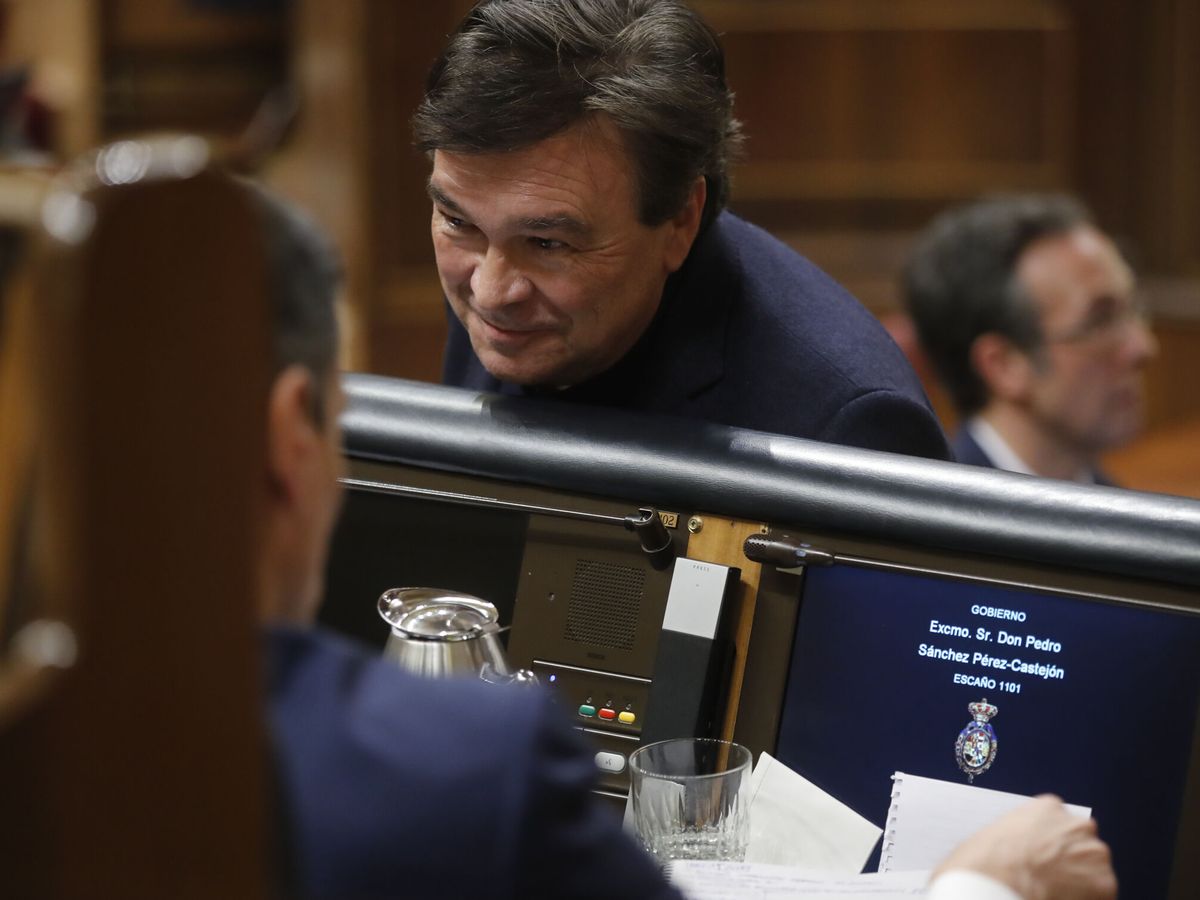 Foto: Tomás Guitarte, ante Sánchez, durante un pleno del Congreso. (EFE/Juan Carlos Hidalgo)