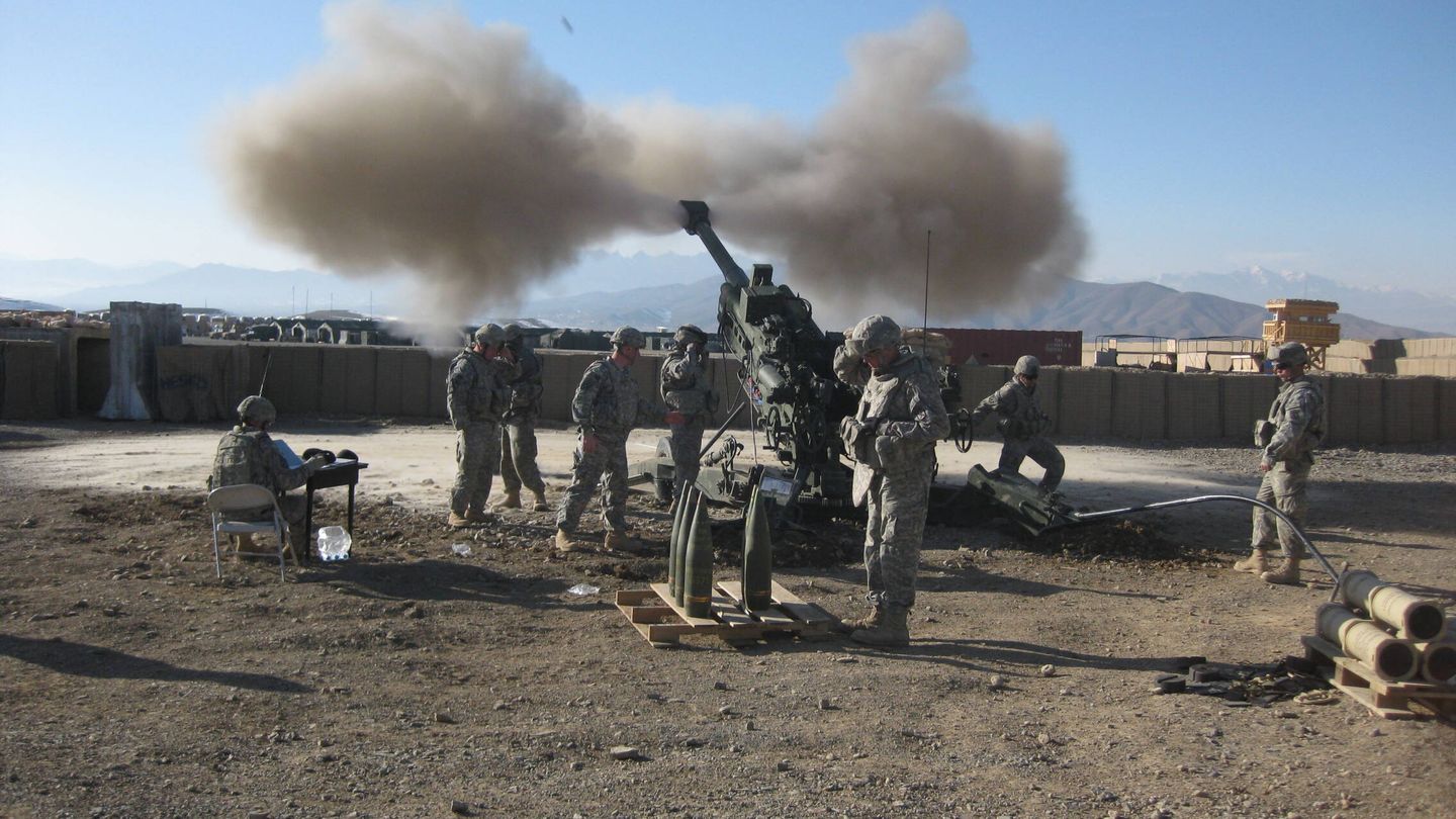 Pieza de artillería de 155mm M777 en acción en Afganistán. (Jonathan Mallard)