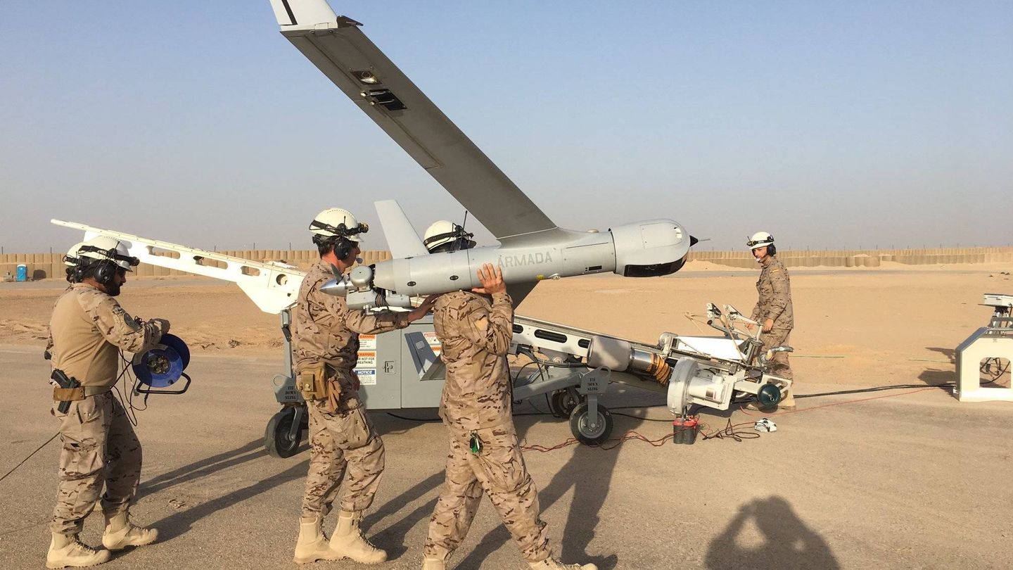 Despliegue en Irak. Especialistas preparando un Dron para lanzamiento. (Foto EMAD-Undécima Esclla)