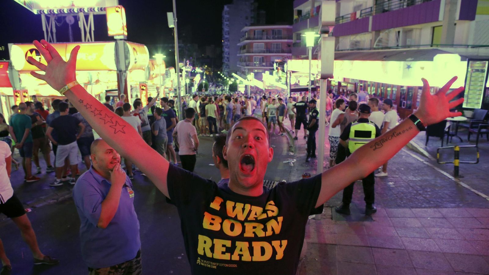 Foto: A tourist reacts at punta ballena street in magaluf, on the spanish balearic island of mallorca