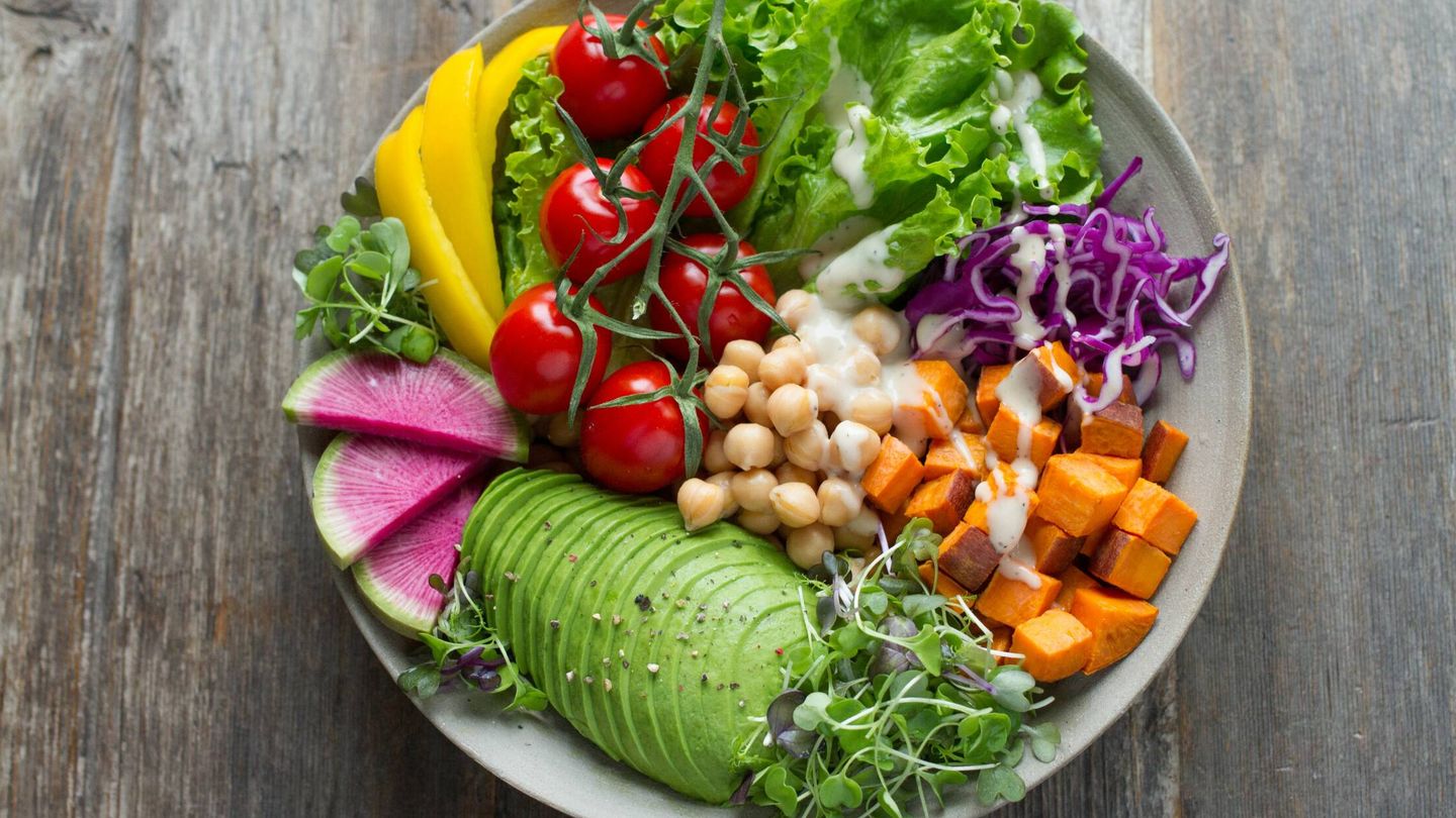 La comida vegana y vegetariana cuenta con numerosos platos llenos de sabor que te sorprenderán de la mejor forma. (Unsplash/ Anna Pelzer)