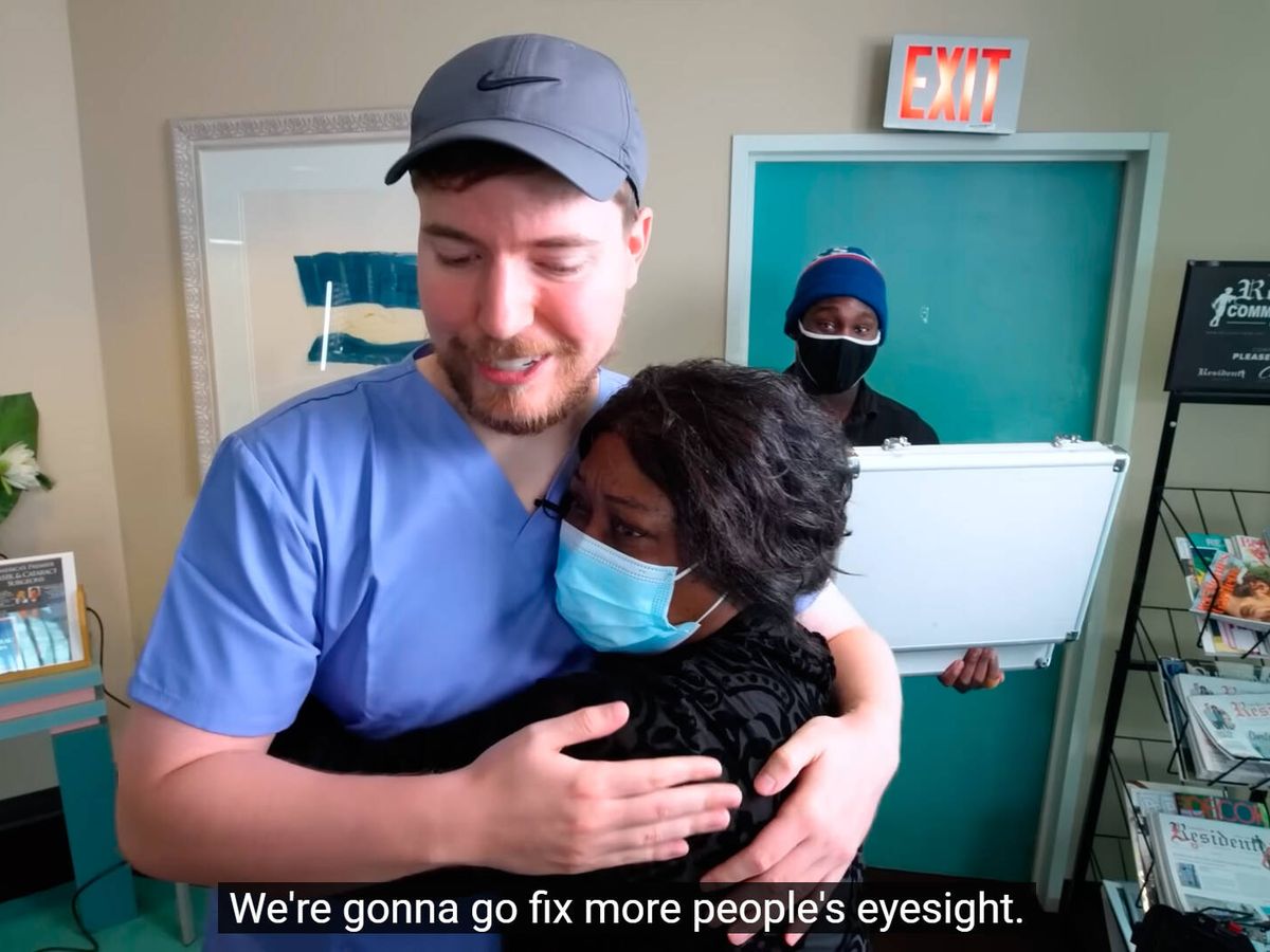 Foto: Una de las mujeres operadas de cataratas abraza a MrBeast (YouTube)