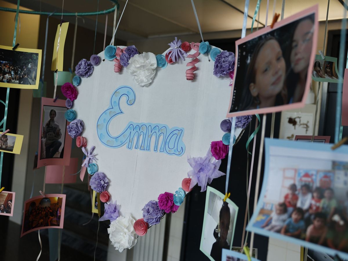 Foto: Fotografías y carteles en recuerdo de Emma, la niña fallecida. (EFE/Biel Aliño)
