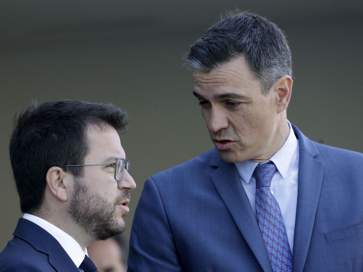 Foto: El presidente del Gobierno, Pedro Sánchez (d), y el presidente de la Generalitat, Pere Aragonès. (EFE/Quique García)