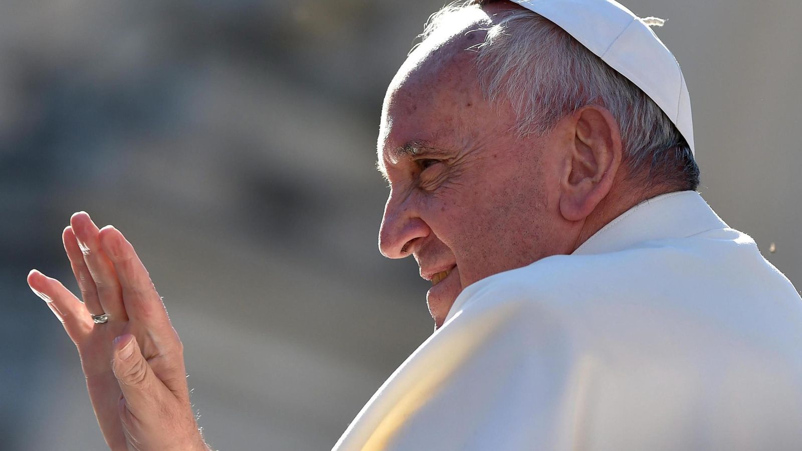 Foto: El Papa Francisco saluda a los feligreses. (EFE)