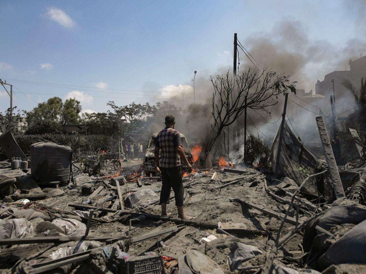 Foto: Un palestino observa una zona destruida por el ejército israelí. (EFE/Haitham Imad)