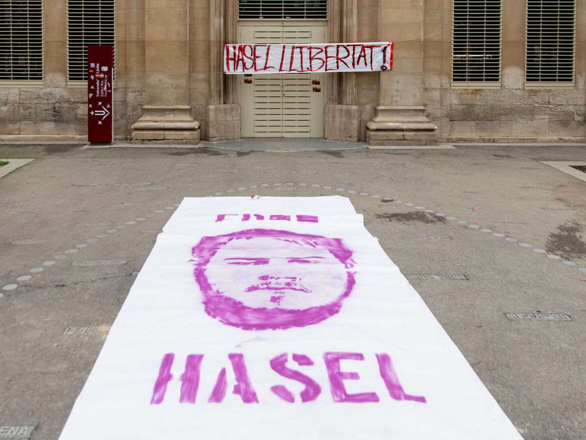 Foto: Un cartel pide la libertad para el rapero Pablo Hasél, en la Universidad de Lleida. (Reuters)