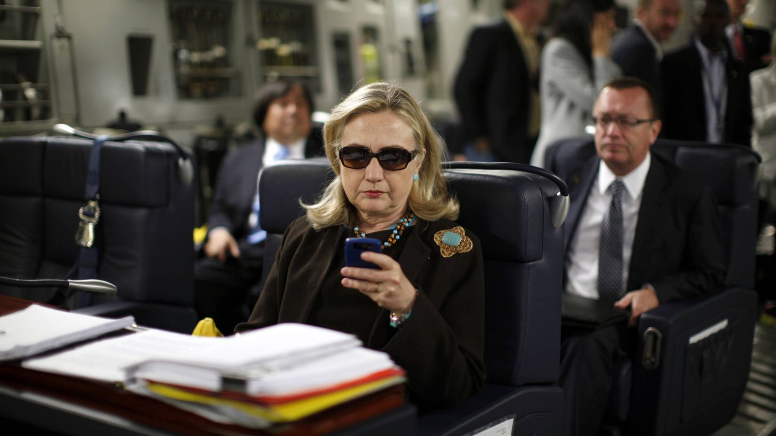 Foto: Hillary Clinton, en un avión militar camino de Libia, en octubre de 2011 (Reuters)