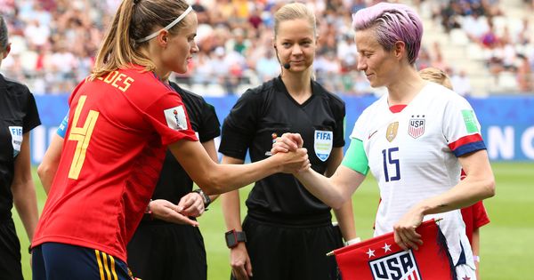 Foto: La capitana de España, Irene Paredes, y la de Estados Unidos, Megan Rapinoe, en el Mundial de Francia. (EFE)