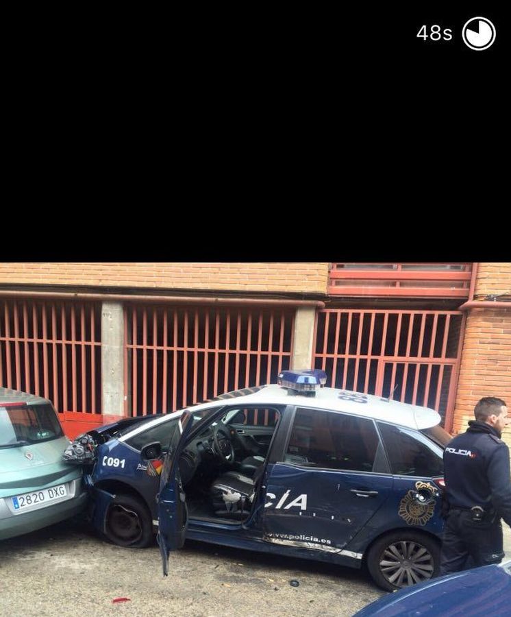 Foto: Así quedó el coche patrulla robado por el atracador y empotrado contra otros dos vehículos policiales. (EC)