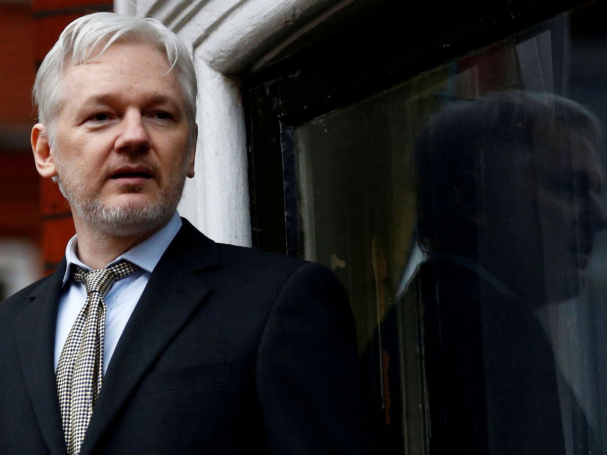 Foto: Julian Assange da un discurso desde el balcón de la embajada de Ecuador, en 2016. (Reuters/Peter Nicholls)