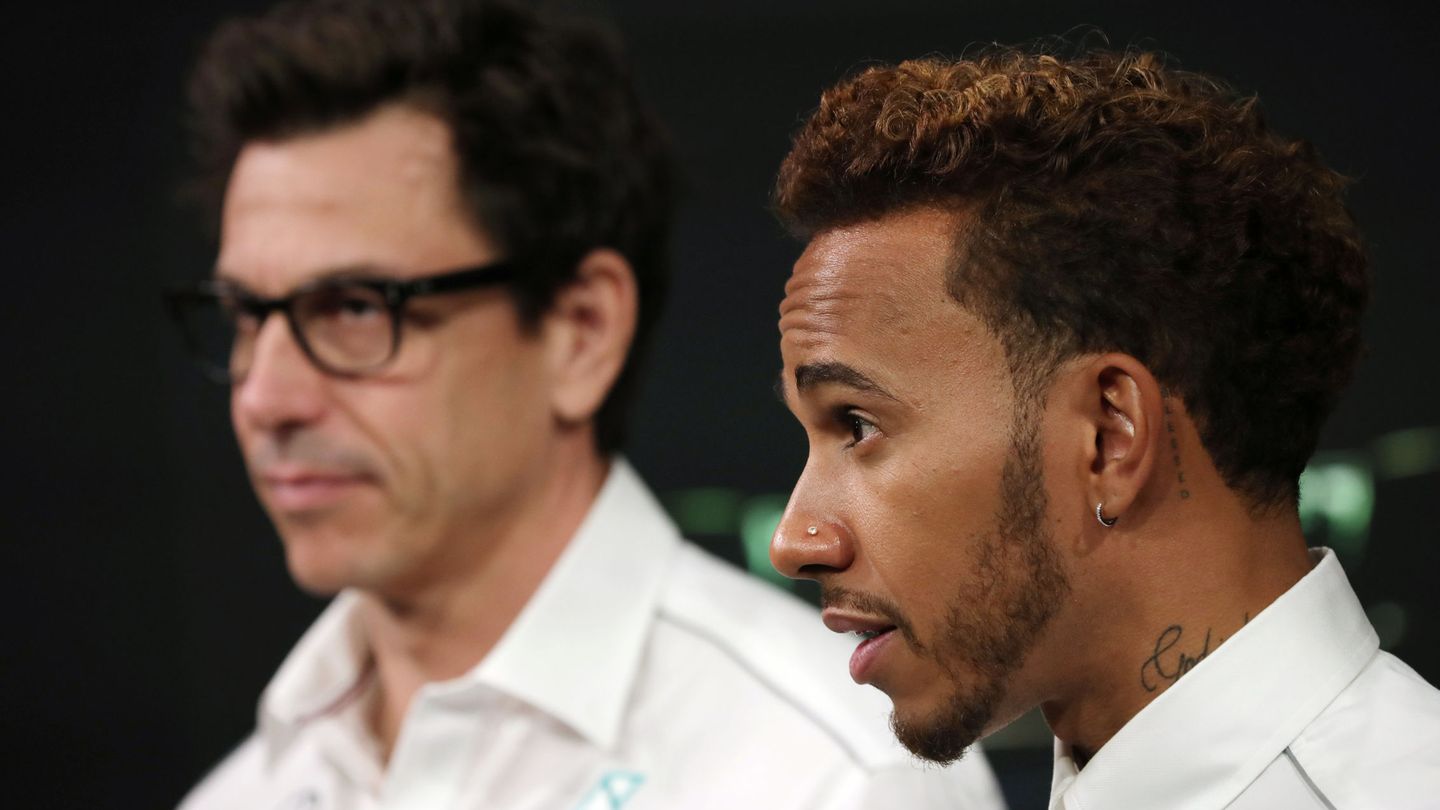 Las discrepancias entre Toto Wolff y Lewis Hamilton cada vez son más notorias. (Reuters/Marc Segar)