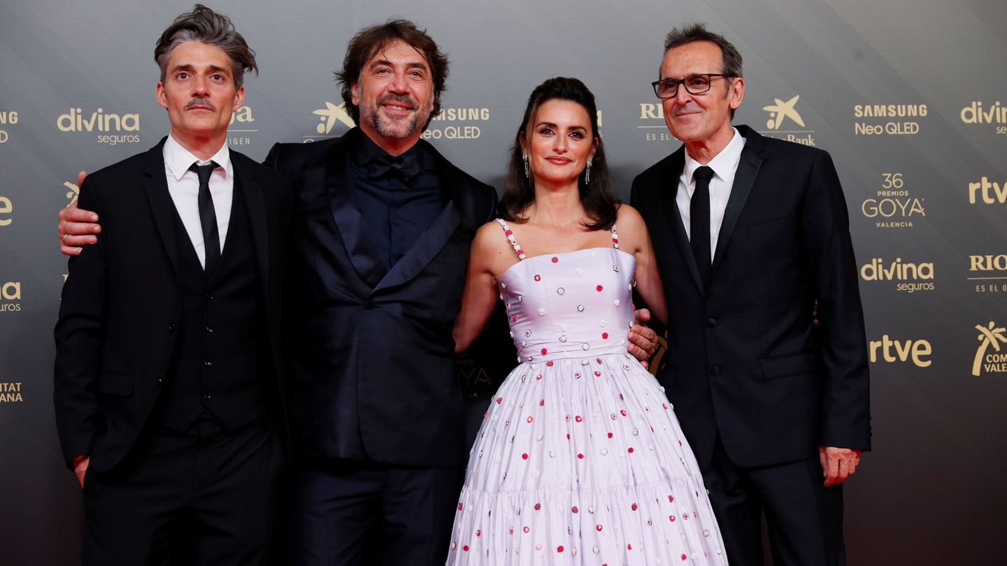 Los actores Javier Bardem y Penélope Cruz, junto a Alberto Iglesias en la 36ª edición de los Premios Goya. (EFE/Biel Aliño)