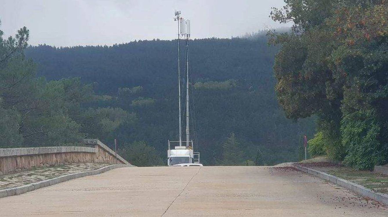 Imagen de la antena móvil desplegada por Telefónica en el Valle de los Caídos. (Foto: BandaAncha.eu/Boca de pez)