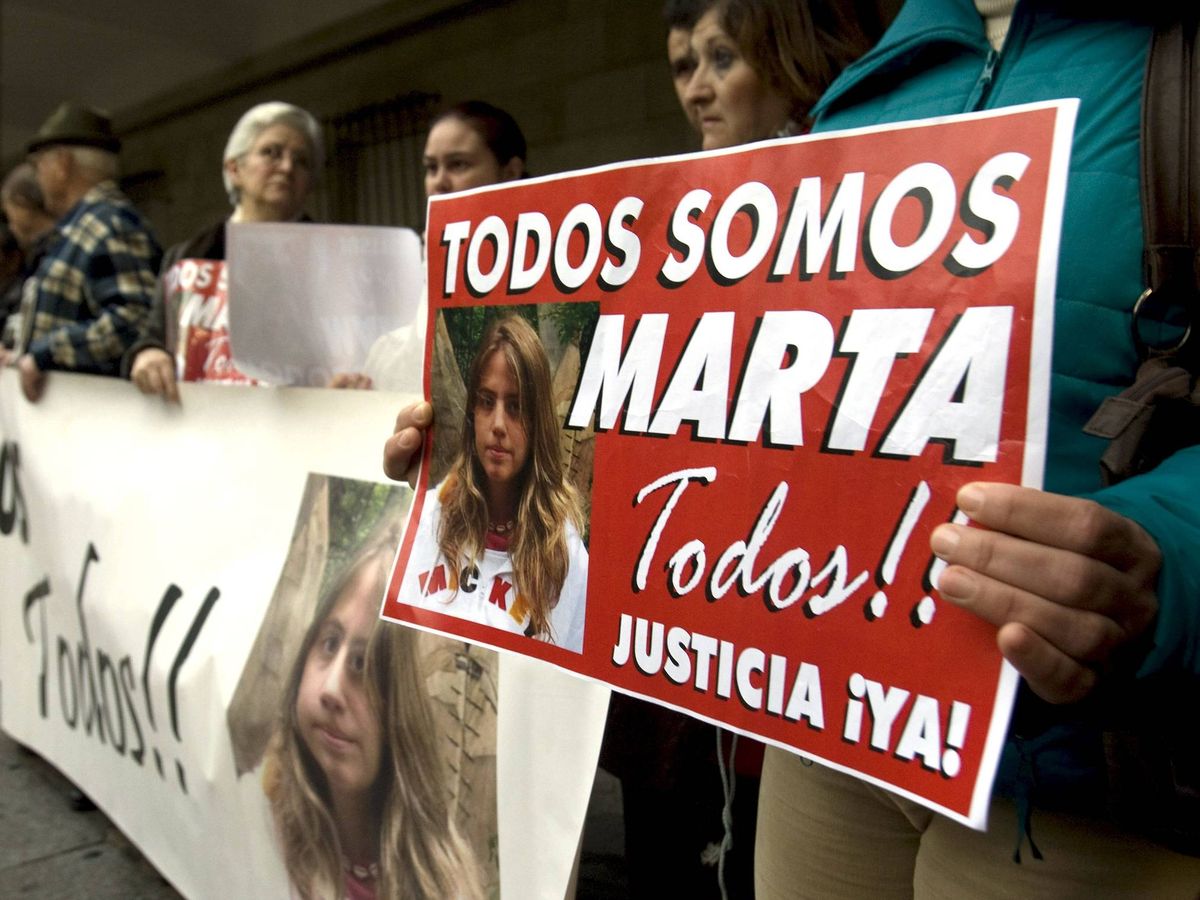 Foto: Miembros de la plataforma Marta del Castillo durante la sesión del juicio, en 2011. (EFE)