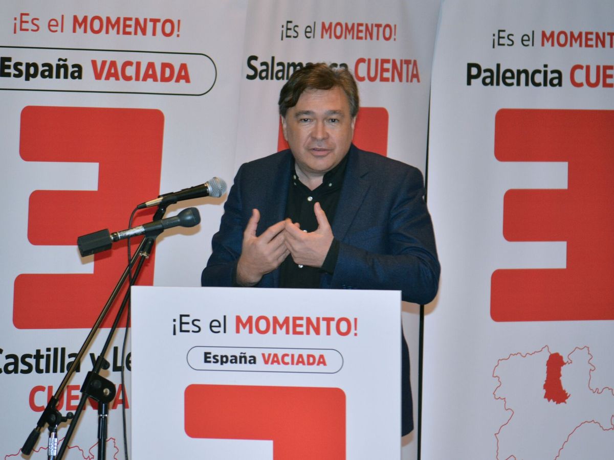 Foto: Tomás Guitarte, en un acto electoral de la España vaciada. (EFE/Almudena Álvarez)