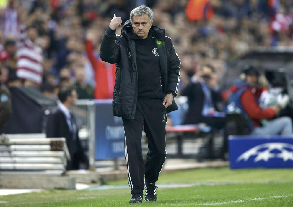 Foto: Mourinho da órdenes durante el Atlético-Chelsea (Reuters)