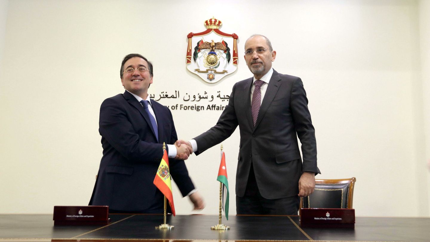 Amman (Jordan), 13 03 2024.- Jordanian Foreign Minister Ayman Safadi (R) and Spanish Foreign Minister Jose Manuel Albares shake hands after signing two agreements on political consultations and cooperation between diplomatic institutes of both countries, in Amman, Jordan, 13 March 2024. Albares arrived in Jordan at the beginning of his third tour of the Middle East, during which he will also visit Egypt, for talks seeking to promote a solution to the Israeli-Palestinian conflict, the Spanish Foreign Ministry said. (Egipto, Jordania, España) EFE EPA MOHAMMAD ALI 