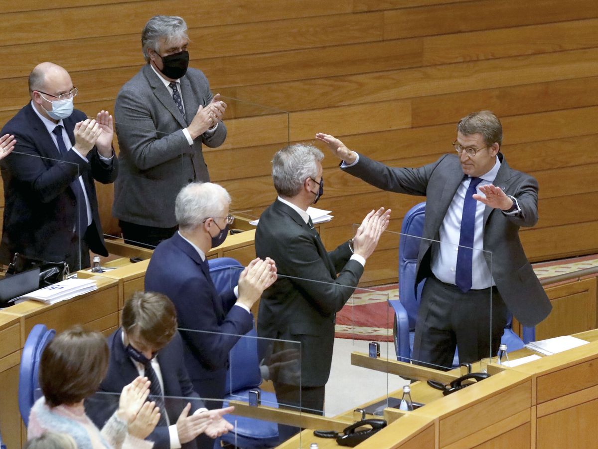 Foto: El presidente del PP de España y presidente de Galicia, Alberto Núñez Feijóo, se despide este miércoles de sus compañeros en el Parlamento Gallego. (EFE/Xoán Rey)
