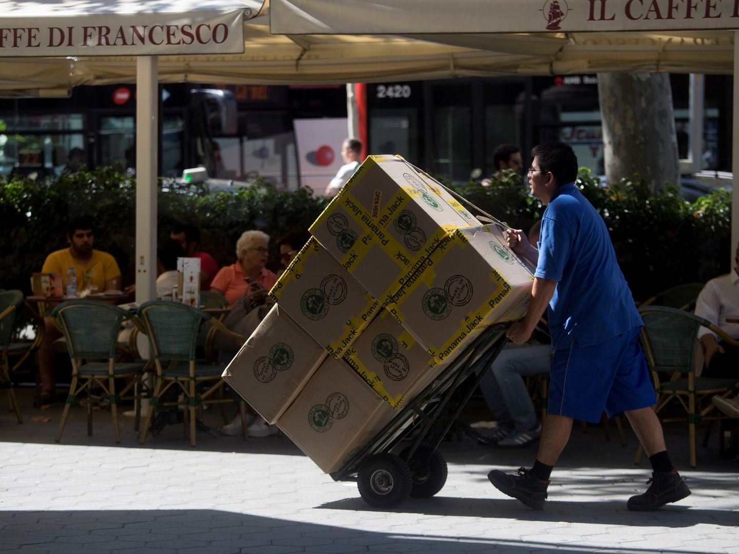 Un hombre transporta cajas en el centro de Barcelona. (EFE)