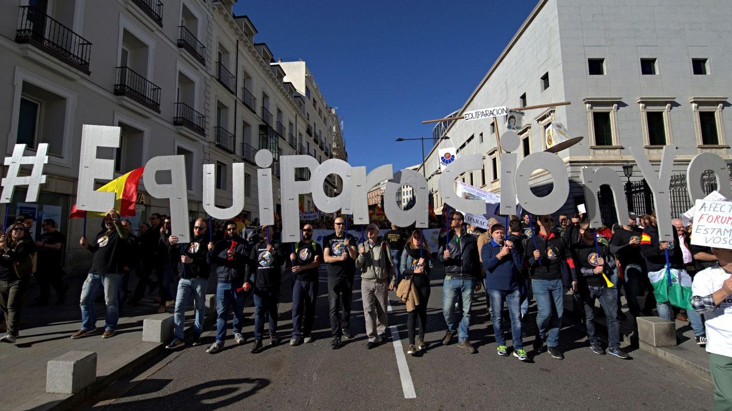 Miles de policías y guardias civiles se han manifestado en el centro de Madrid. (EFE)