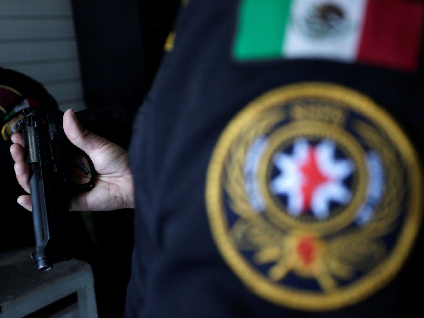 Un miembro de la policía estatal mexicana sostiene una pistola Beretta. (Reuters)