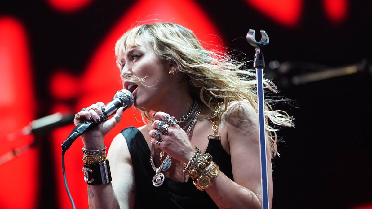 Miley Cyrus, acosada por un fan en Barcelona tras actuar en el Primavera Sound