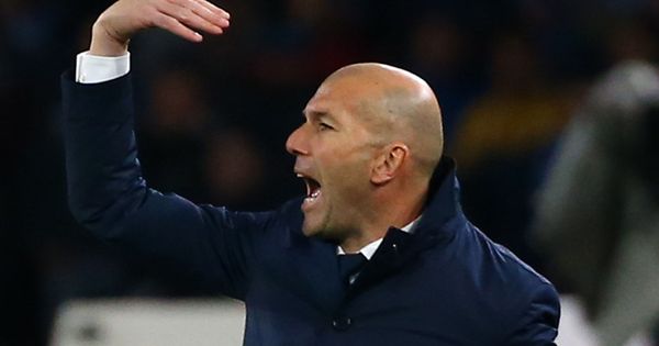 Foto: Zidane da órdenes desde el banquillo (Reuters)