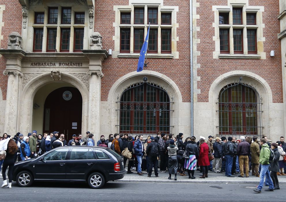 Foto: Rumanos hacen cola ante la embajada de su país en Berlín para votar en las elecciones, en Berlín. (Reuters)