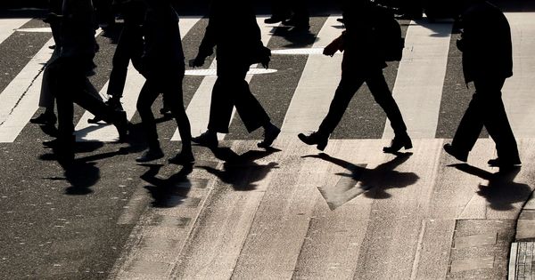 Foto: Personas cruzando un paso de cebra en una ola de calor. (EFE)