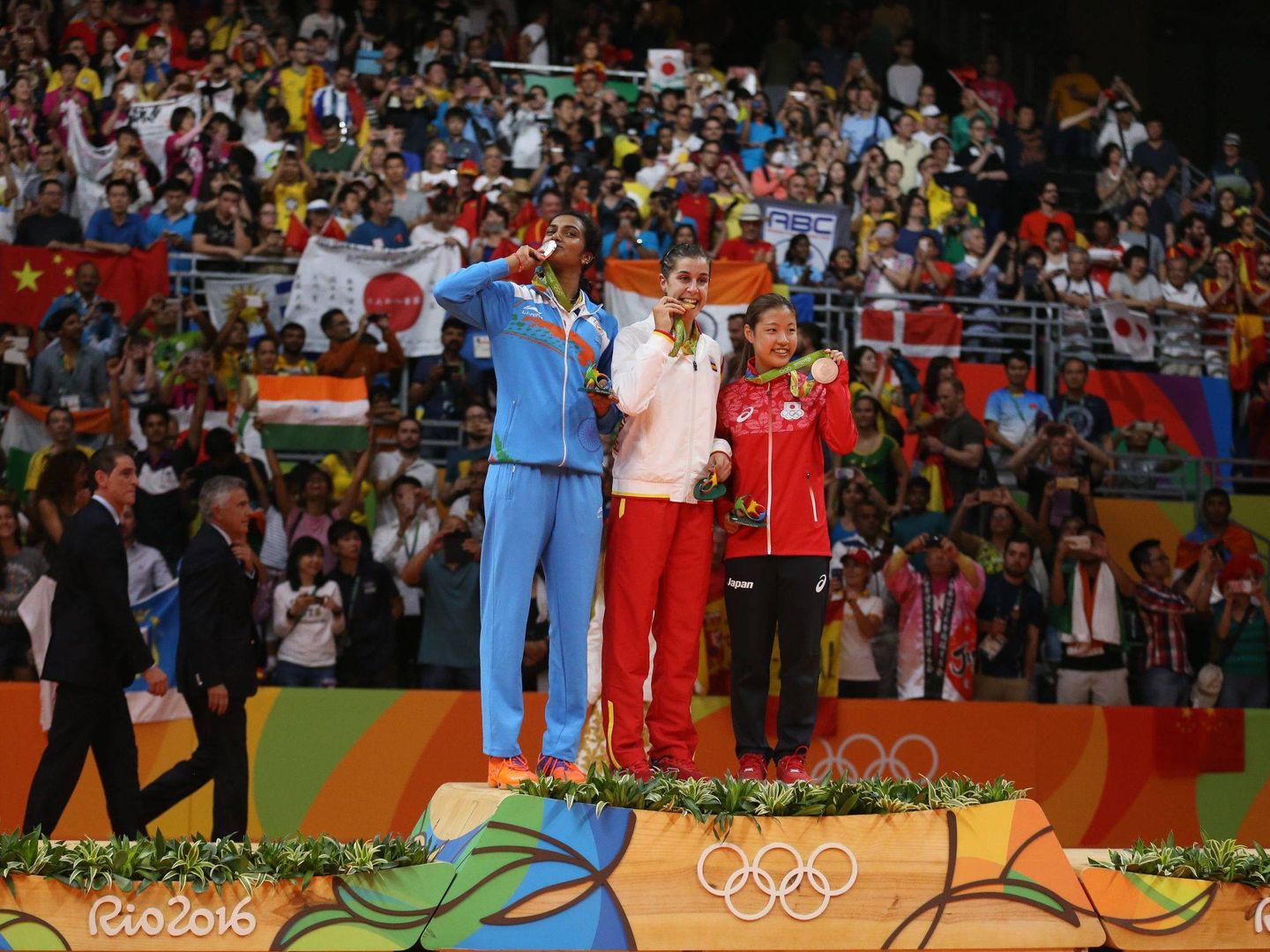 Carolina Marín, en lo alto del podio de Río, con David Cabello al fondo. (Cordon Press)