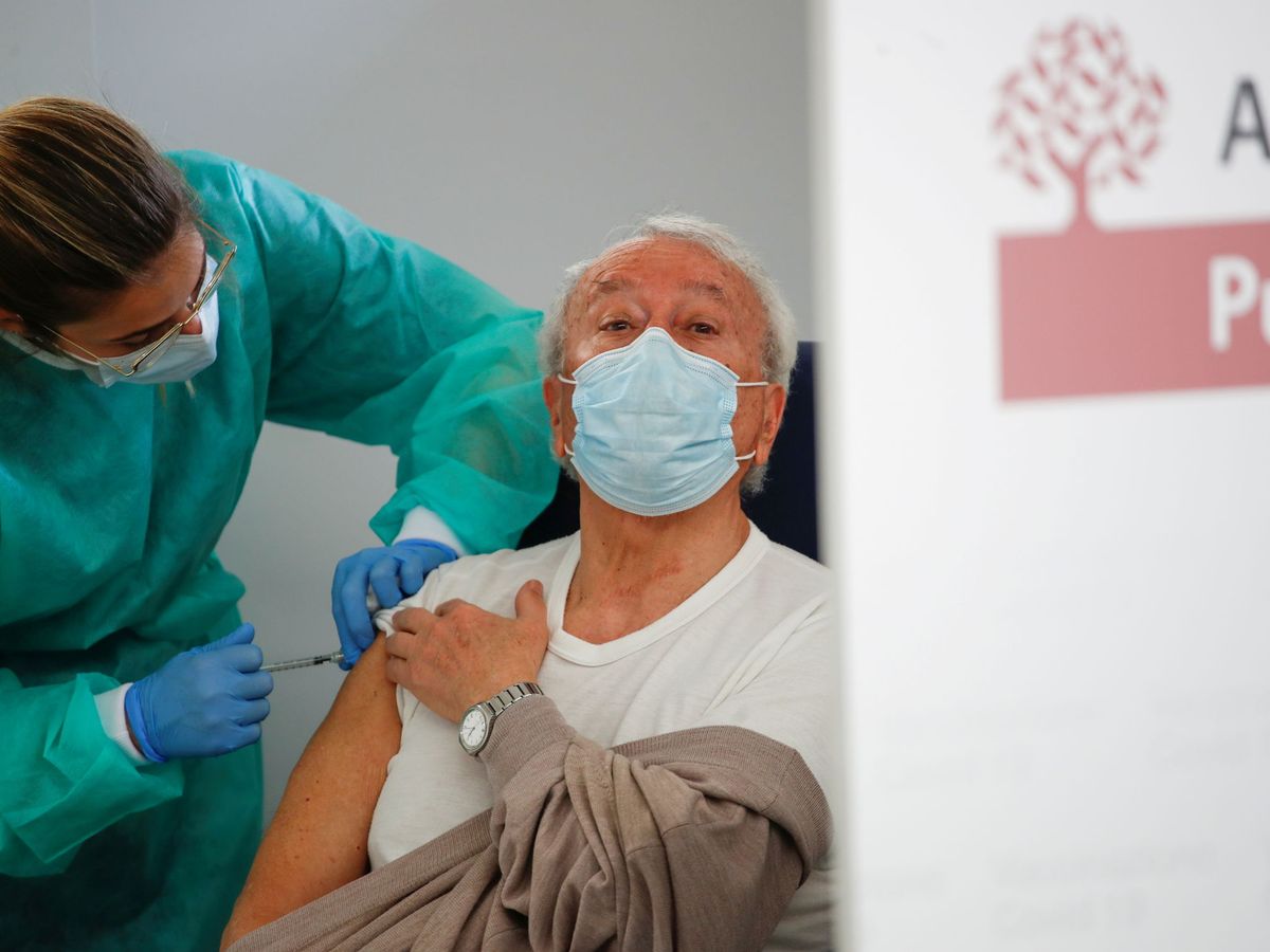 Foto: Un hombre se vacuna con AstraZeneca. (Reuters)