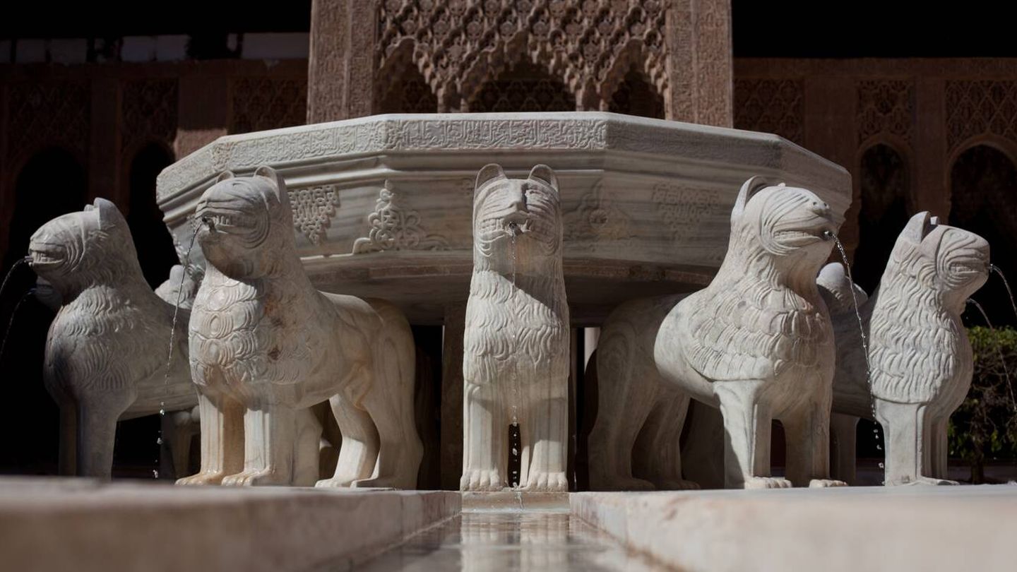 La Fuente de los Leones está formada por un cuenco de alabastro apoyado sobre doce leones de mármol de Macael. (Cortesía)