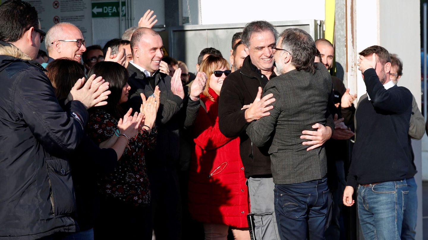 El presidente de Òmnium Cultural, Jordi Cuixart (2d), saluda a los trabajadores de Aranow (EFE)